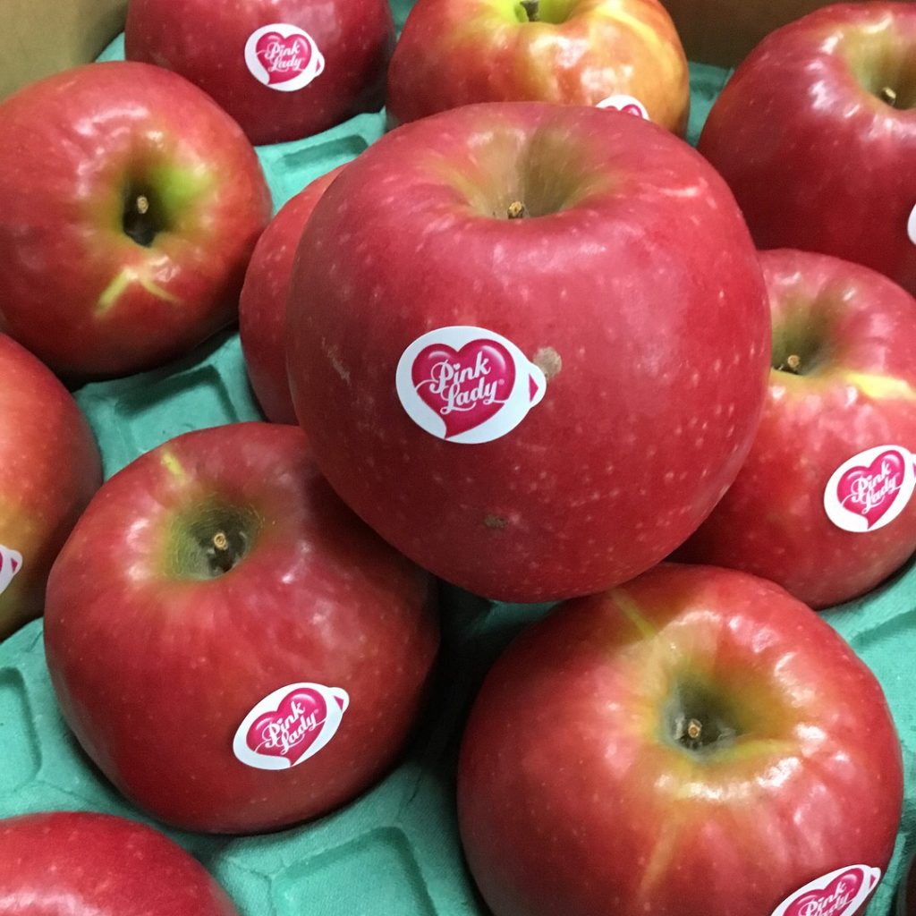 大田市場に入荷したピンクレディー（りんご）